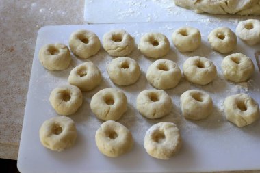 Ekmek ve fırın ürünleri İsrail 'de bir bakkalda satılıyor. 