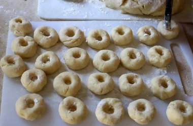 Ekmek ve fırın ürünleri İsrail 'de bir bakkalda satılıyor. 