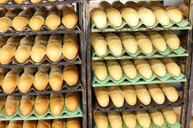 Ekmek ve fırın ürünleri İsrail 'de bir bakkalda satılıyor. 