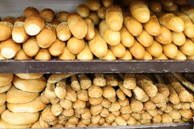 Ekmek ve fırın ürünleri İsrail 'de bir bakkalda satılıyor. 