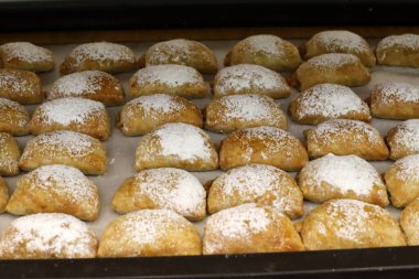 Ekmek ve fırın ürünleri İsrail 'de bir bakkalda satılıyor. 