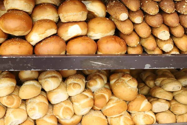 面包和烘焙食品在以色列的一家杂货店里出售 — 图库照片