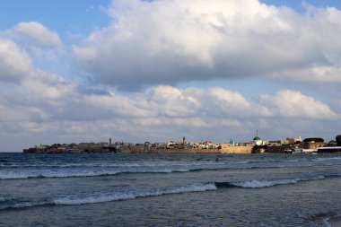 Kuzey İsrail 'deki Akdeniz üzerinde mavi bir gökyüzü üzerinde yağmur bulutları 