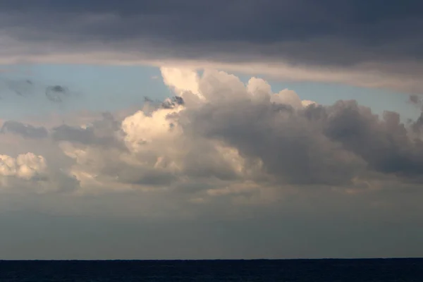 Nubes Lluvia Sobre Cielo Azul Sobre Mar Mediterráneo Norte Israel — Foto de Stock