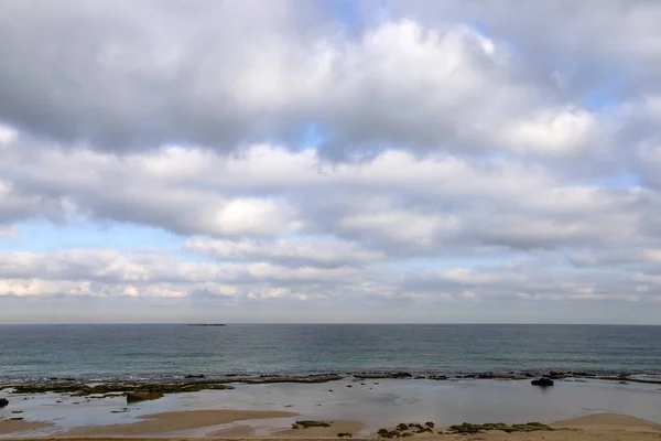 Kuzey Srail Deki Akdeniz Üzerinde Mavi Bir Gökyüzü Üzerinde Yağmur — Stok fotoğraf