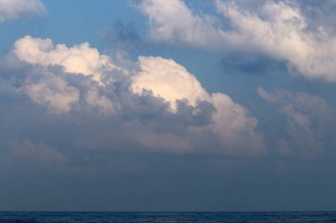 Kuzey İsrail 'deki Akdeniz üzerinde mavi bir gökyüzü üzerinde yağmur bulutları 