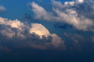 Kuzey İsrail 'deki Akdeniz üzerinde mavi bir gökyüzü üzerinde yağmur bulutları 