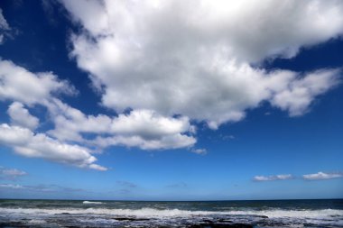 Kuzey İsrail 'deki Akdeniz üzerinde mavi bir gökyüzü üzerinde yağmur bulutları 