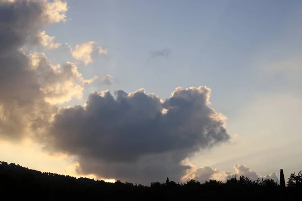 イスラエル北部の地中海を覆う青い空に対する雨の雲 — ストック写真