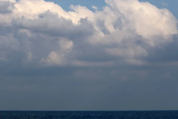 イスラエル北部の地中海を覆う青い空に対する雨の雲 — ストック写真