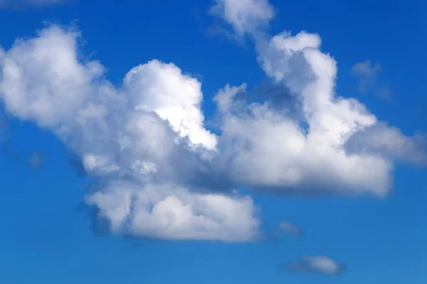 イスラエル北部の地中海を覆う青い空に対する雨の雲 — ストック写真