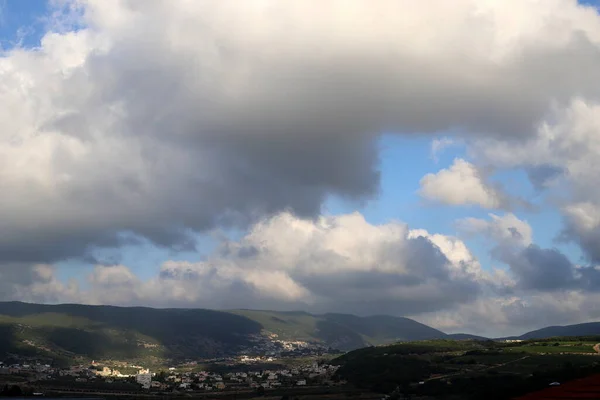 Nuvens Chuva Contra Céu Azul Sobre Mar Mediterrâneo Norte Israel — Fotografia de Stock