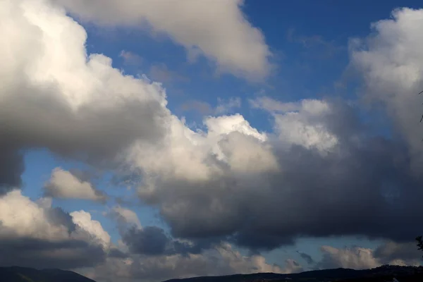 Nuvens Chuva Contra Céu Azul Sobre Mar Mediterrâneo Norte Israel — Fotografia de Stock