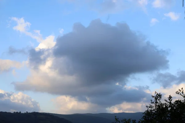 Nuvens Chuva Contra Céu Azul Sobre Mar Mediterrâneo Norte Israel — Fotografia de Stock