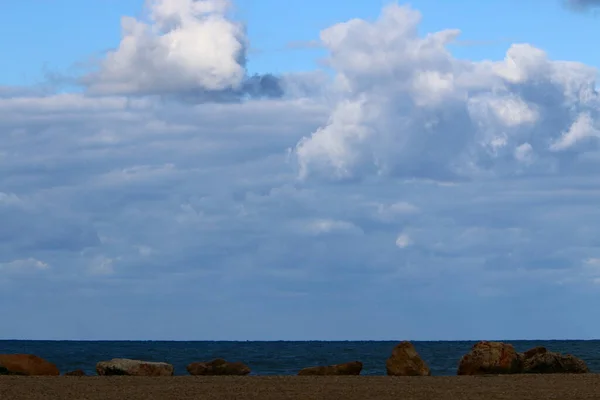 Nubes Lluvia Sobre Cielo Azul Sobre Mar Mediterráneo Norte Israel —  Fotos de Stock