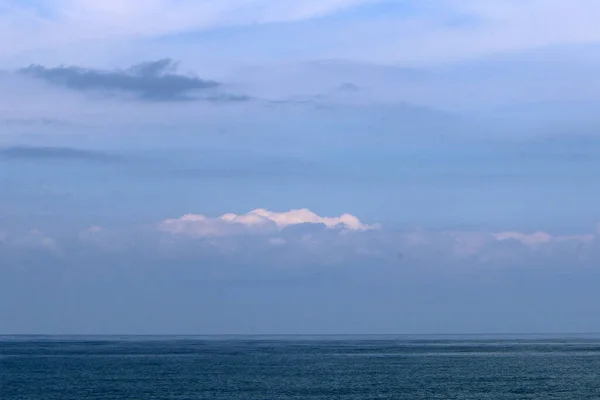 在以色列北部的地中海上空 乌云在蓝天的映衬下 — 图库照片