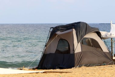 İsrail devletinin kuzeyindeki Akdeniz kıyılarında turizm çadırı 