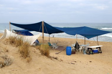 İsrail devletinin kuzeyindeki Akdeniz kıyılarında turizm çadırı 