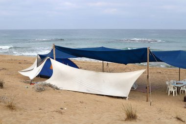 İsrail devletinin kuzeyindeki Akdeniz kıyılarında turizm çadırı 