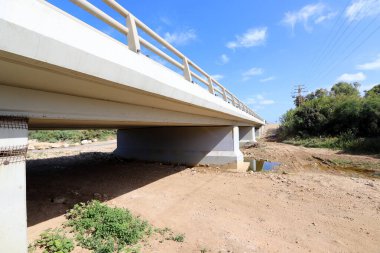 Yol ulaşımı için güçlendirilmiş beton köprü. Kuzey İsrail 'de köprüsü olan manzara 
