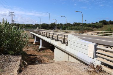 Yol ulaşımı için güçlendirilmiş beton köprü. Kuzey İsrail 'de köprüsü olan manzara 