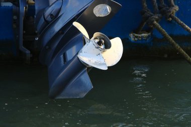 Rıhtımdaki motorlu bir teknenin pervanesi. Tekne Tel Aviv limanında. 