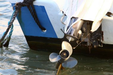 Rıhtımdaki motorlu bir teknenin pervanesi. Tekne Tel Aviv limanında. 