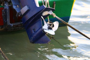 Rıhtımdaki motorlu bir teknenin pervanesi. Tekne Tel Aviv limanında. 