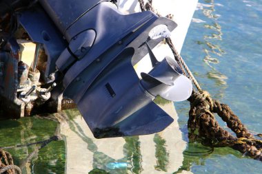 Rıhtımdaki motorlu bir teknenin pervanesi. Tekne Tel Aviv limanında. 