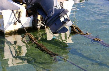Rıhtımdaki motorlu bir teknenin pervanesi. Tekne Tel Aviv limanında. 