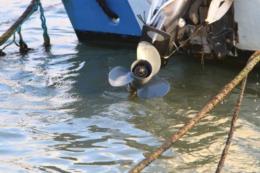 Rıhtımdaki motorlu bir teknenin pervanesi. Tekne Tel Aviv limanında. 