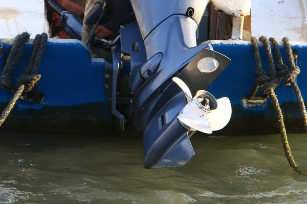 Een Propeller Een Motorboot Pier Boot Ligt Bij Zeehaven Tel — Stockfoto