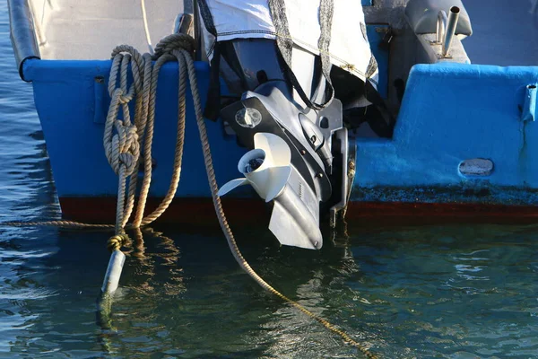 Uma Hélice Num Barco Motor Cais Barco Está Porto Tel — Fotografia de Stock