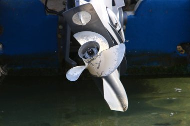 Rıhtımdaki motorlu bir teknenin pervanesi. Tekne Tel Aviv limanında. 