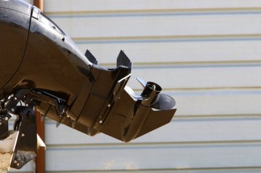 Rıhtımdaki motorlu bir teknenin pervanesi. Tekne Tel Aviv limanında. 