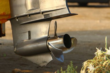 Rıhtımdaki motorlu bir teknenin pervanesi. Tekne Tel Aviv limanında. 