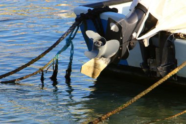Rıhtımdaki motorlu bir teknenin pervanesi. Tekne Tel Aviv limanında. 