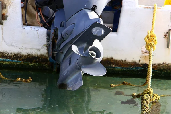 Een Propeller Een Motorboot Pier Boot Ligt Bij Zeehaven Tel — Stockfoto