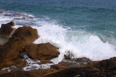 İsrail 'in kuzeyindeki Akdeniz' in kayalık kıyıları. Resmi masaya yerleştir 