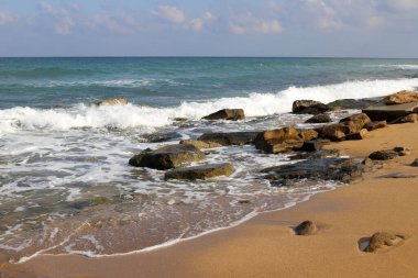 İsrail 'in kuzeyindeki Akdeniz' in kayalık kıyıları. Resmi masaya yerleştir 