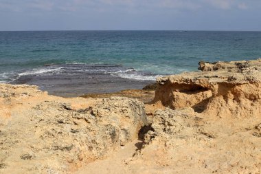 İsrail 'in kuzeyindeki Akdeniz' in kayalık kıyıları. Resmi masaya yerleştir 