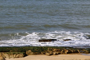 İsrail 'in kuzeyindeki Akdeniz' in kayalık kıyıları. Resmi masaya yerleştir 