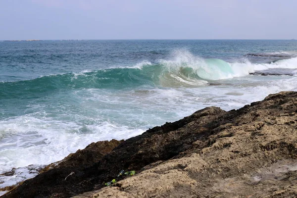 イスラエル北部の地中海のロッキー海岸 テーブルの上のストック画像 — ストック写真