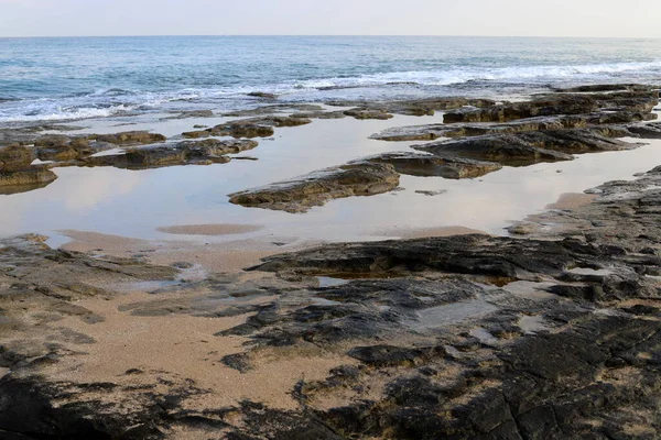 Rotskust Van Middellandse Zee Het Noorden Van Israël Voorraad Afbeelding — Stockfoto