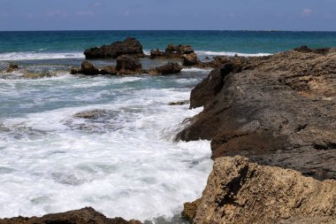 İsrail 'in kuzeyindeki Akdeniz' in kayalık kıyıları. Resmi masaya yerleştir 
