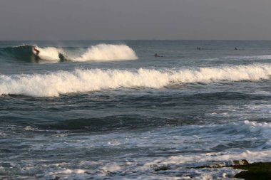 İsrail 'in kuzeyindeki Akdeniz' in kayalık kıyıları. Resmi masaya yerleştir 