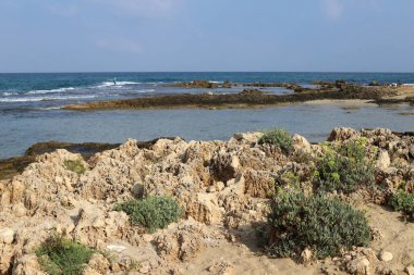 İsrail 'in kuzeyindeki Akdeniz' in kayalık kıyıları. Resmi masaya yerleştir 