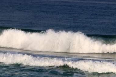 İsrail 'in kuzeyindeki Akdeniz' in kayalık kıyıları. Resmi masaya yerleştir 