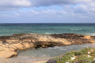 İsrail 'in kuzeyindeki Akdeniz' in kayalık kıyıları. Resmi masaya yerleştir 