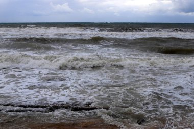 İsrail 'in kuzeyindeki Akdeniz' in kayalık kıyıları. Resmi masaya yerleştir 